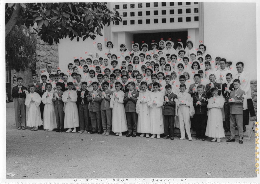 PATRONAGE ORAN DE SAINT EUGENE 1956 SUR LE PARVIS DE L EGLISE .jpg
